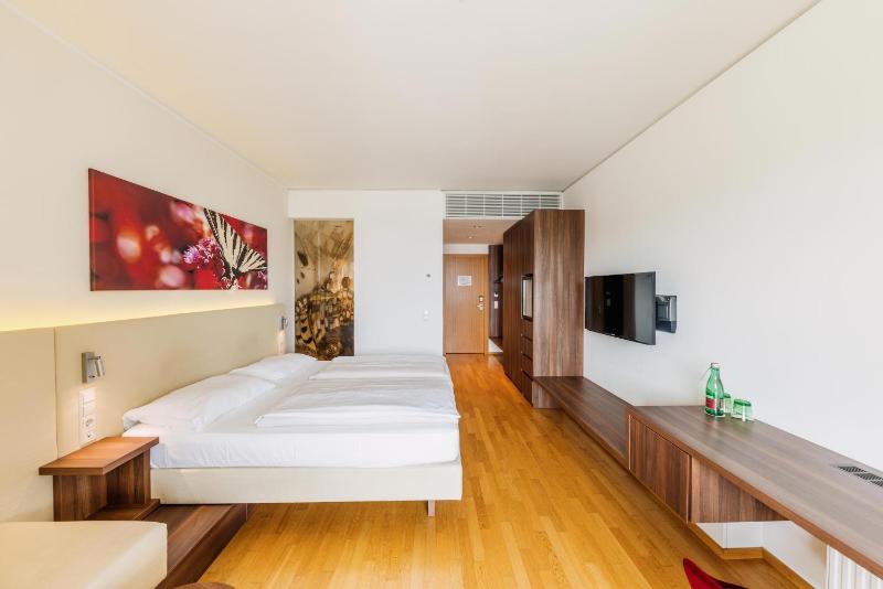 Double Room with Balcony and Thermal Bath Access image 1