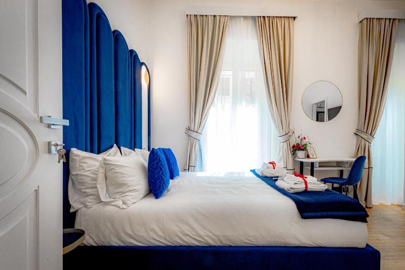 Deluxe Double or Twin Room image 2