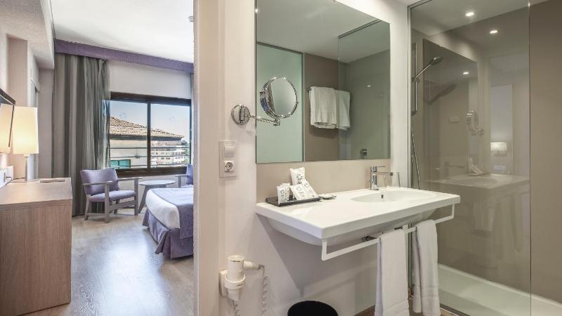 Double Room image 4
