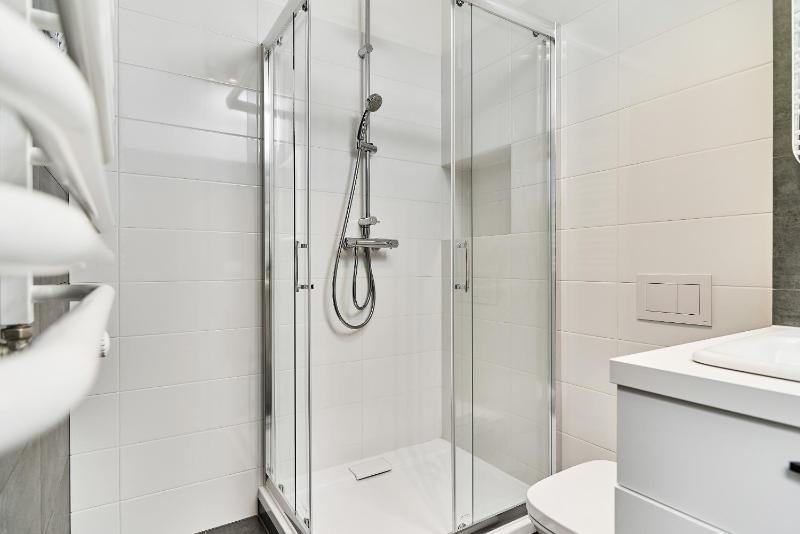 Apartment Świstackiego with FREE GARAGE by Noclegi Renters - image 5