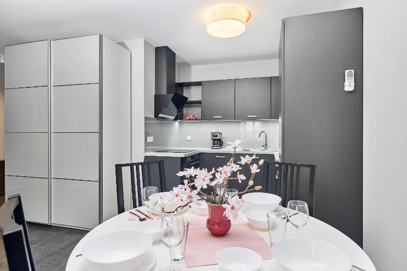 Apartment Świstackiego with FREE GARAGE by Noclegi Renters - image 6