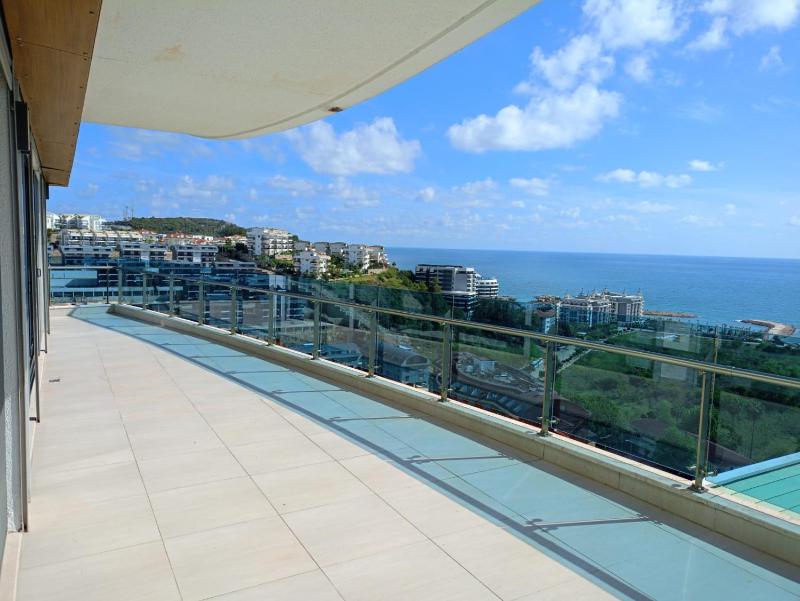 Three-Bedroom Apartment with Sea View image 2