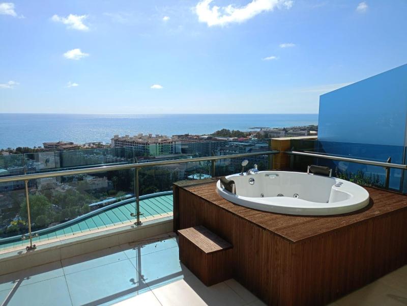 Three-Bedroom Apartment with Sea View image 1