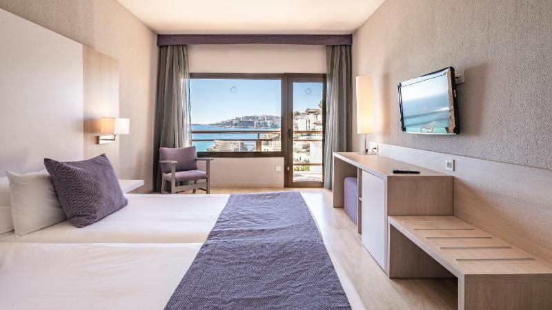Double Room with Sea View image 3