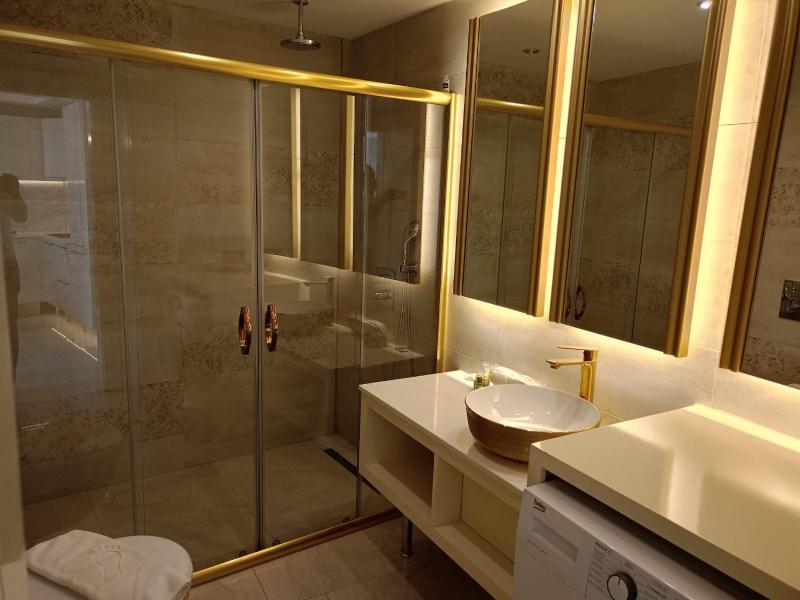 Deluxe Triple Room image 3