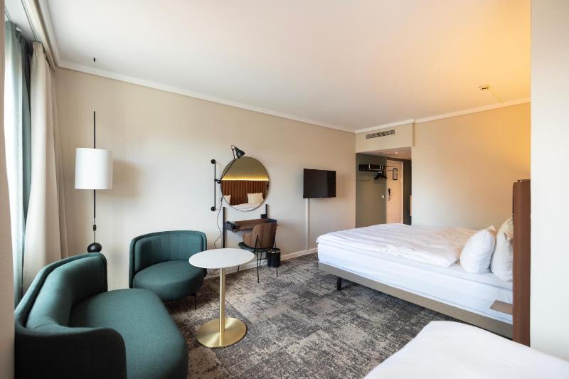 Family Room (4 Adults) image 4