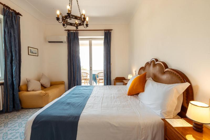 Superior Double Room with Balcony and Sea View image 3