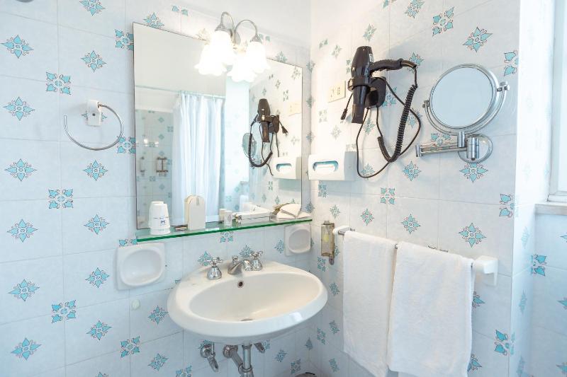 Superior Double Room with Balcony and Sea View image 4