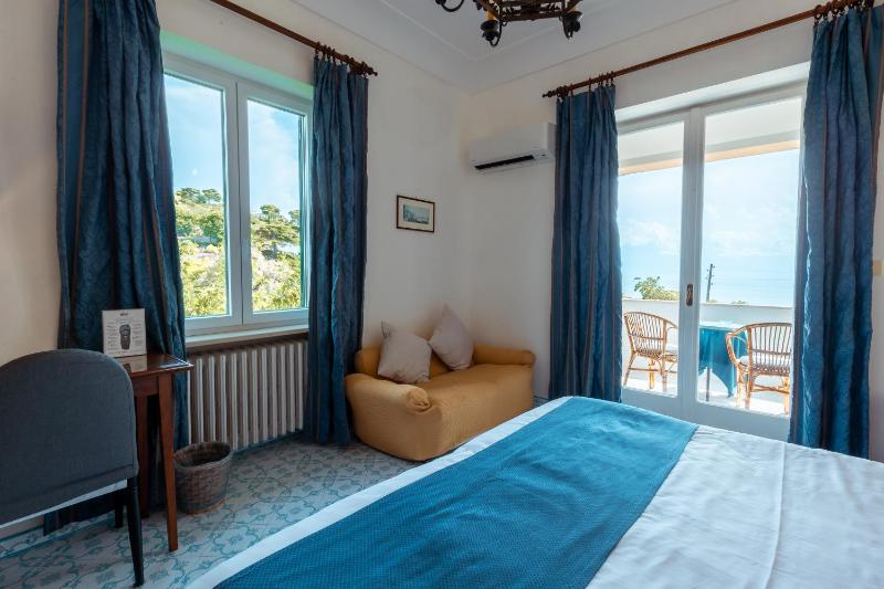 Superior Double Room with Balcony and Sea View image 1