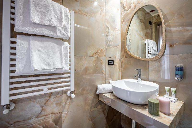 Classic Double Room with Balcony and Partial View image 4