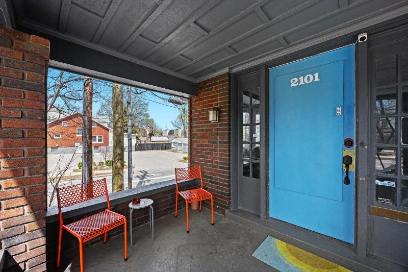 Cozy & Creative Top Unit in Lou's Arts District - image 41