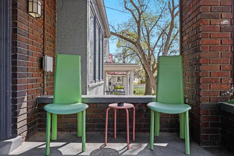 Cozy & Creative Top Unit in Lou's Arts District - image 43