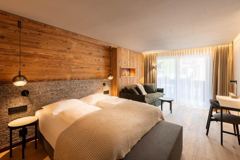 Standard Double Room (2 Adults + 1 Child) image 4