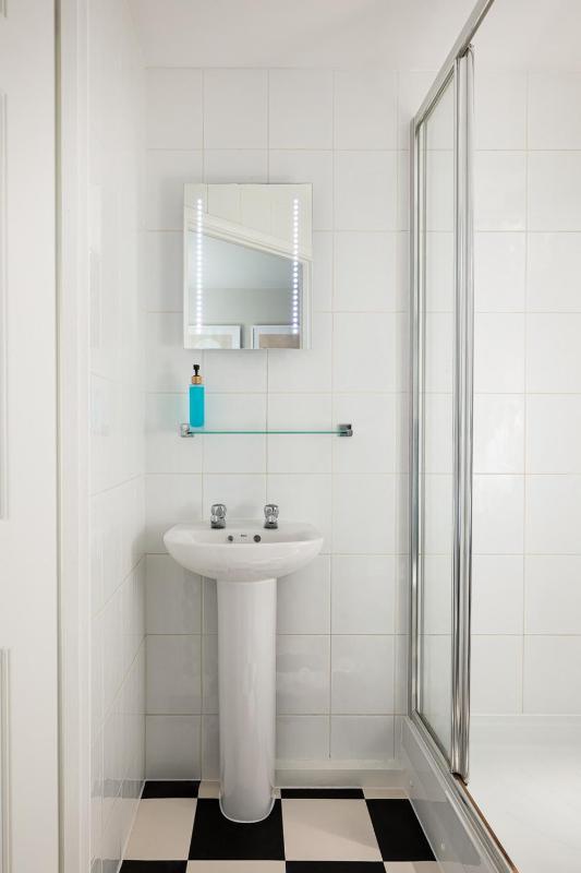 Single Room En Suite Courtyard image 3
