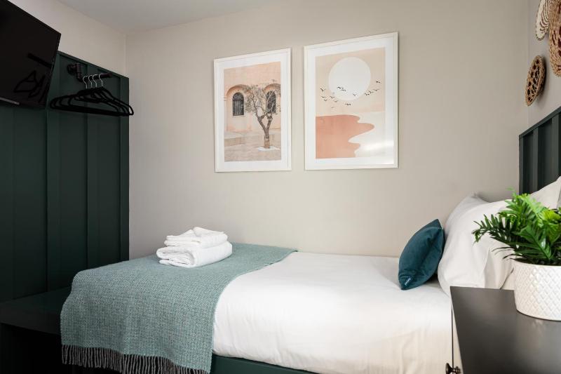 Single Room En Suite Courtyard image 1