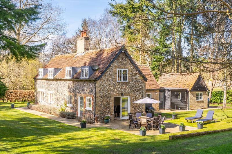 Marvellous secluded forest lodge - Stone Hall - image 1