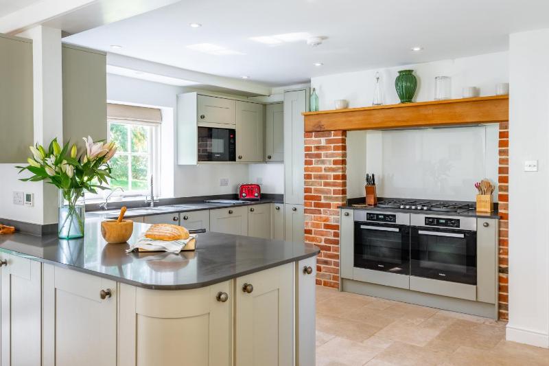 Marvellous secluded forest lodge - Stone Hall - image 18