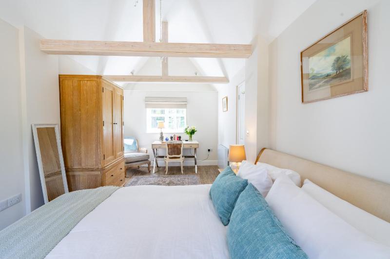 Marvellous secluded forest lodge - Stone Hall - image 16