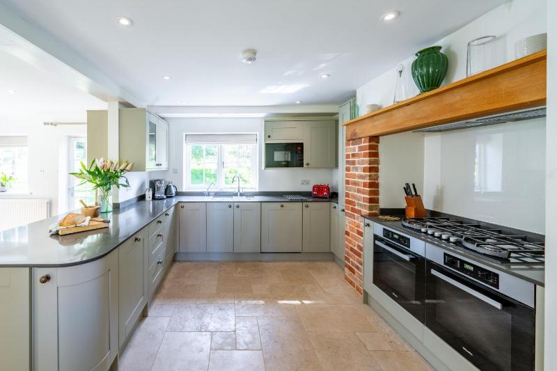 Marvellous secluded forest lodge - Stone Hall - image 17