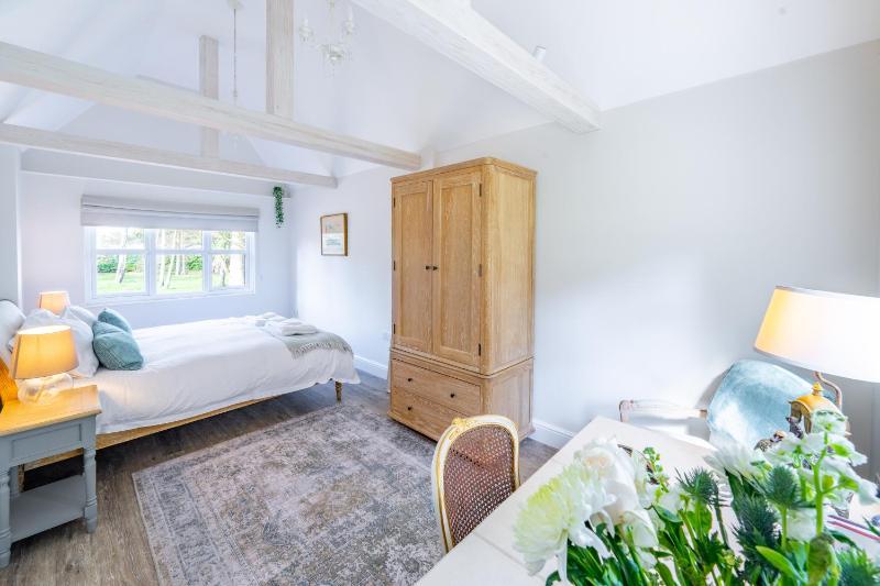 Marvellous secluded forest lodge - Stone Hall - image 22