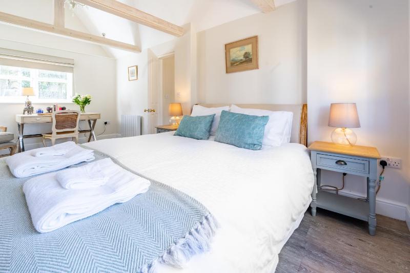 Marvellous secluded forest lodge - Stone Hall - image 15