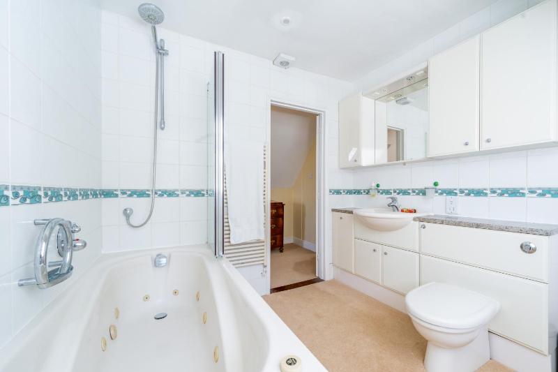 Marvellous secluded forest lodge - Stone Hall - image 29