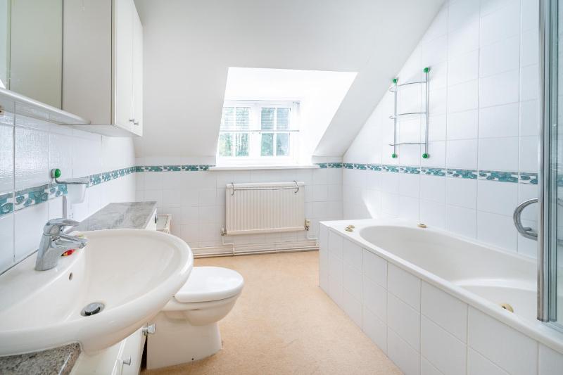 Marvellous secluded forest lodge - Stone Hall - image 26