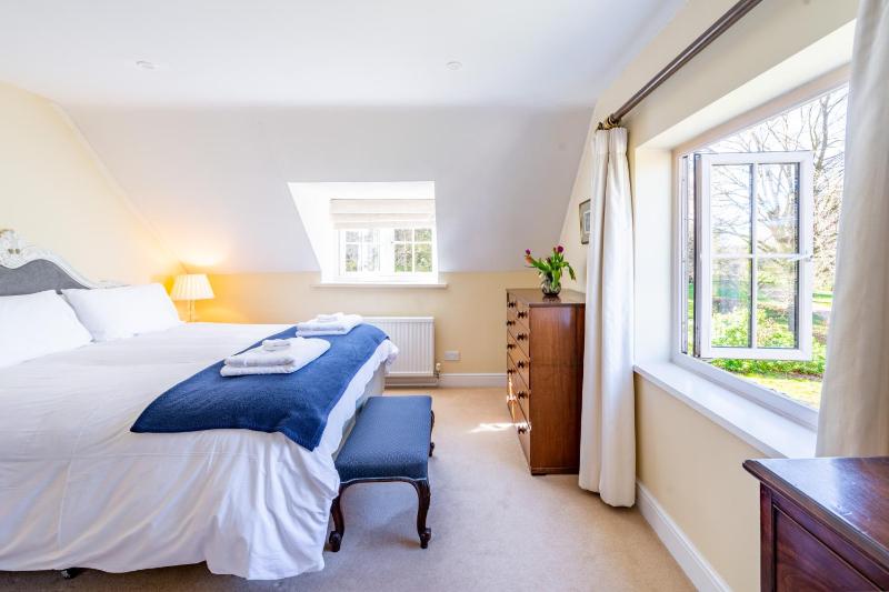 Marvellous secluded forest lodge - Stone Hall - image 24