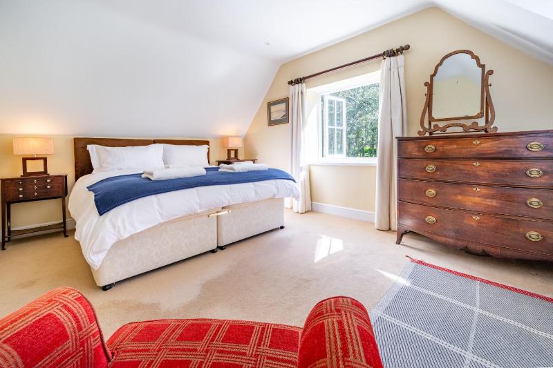 Marvellous secluded forest lodge - Stone Hall - image 10