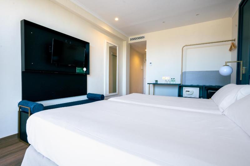 Superior Twin Room with Garden View image 4