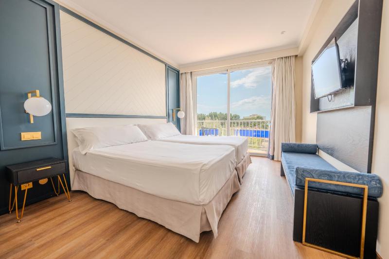 Superior Twin Room with Garden View image 1
