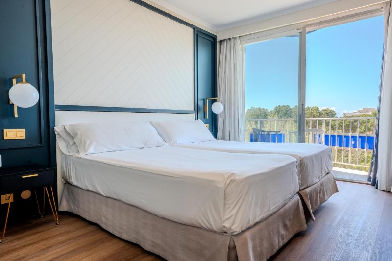 Superior Twin Room with Garden View image 3