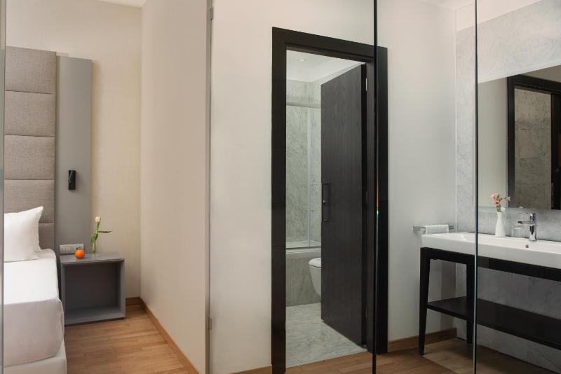 Premium XL Room with Balcony image 4