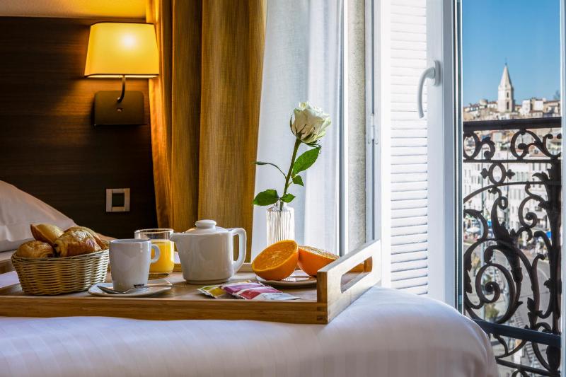 Deluxe Triple Room with Old Port Side View image 3