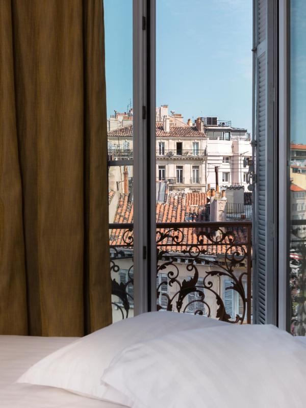 Deluxe Triple Room with Old Port Side View image 2