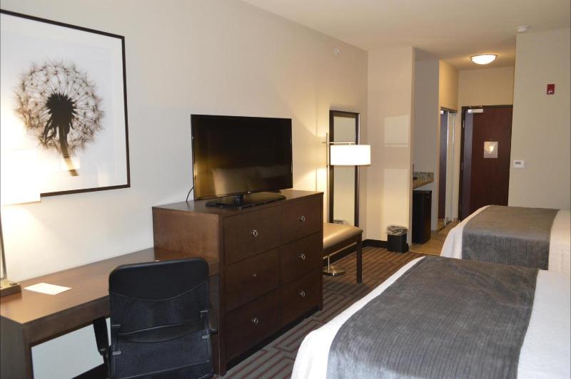 Queen Room with Two Queen Beds image 3