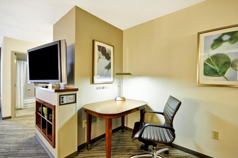 King Room with Accessible Tub - Disability Access image 3