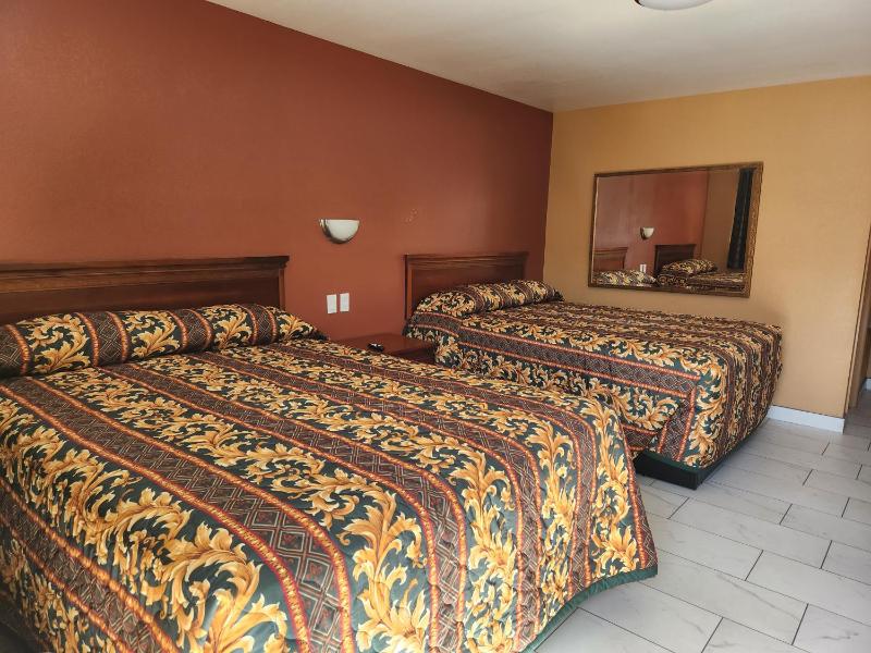 Queen Room with Two Queen Beds - Non-Smoking image 2