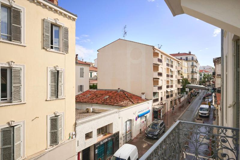 Deluxe Double Room with Balcony image 1