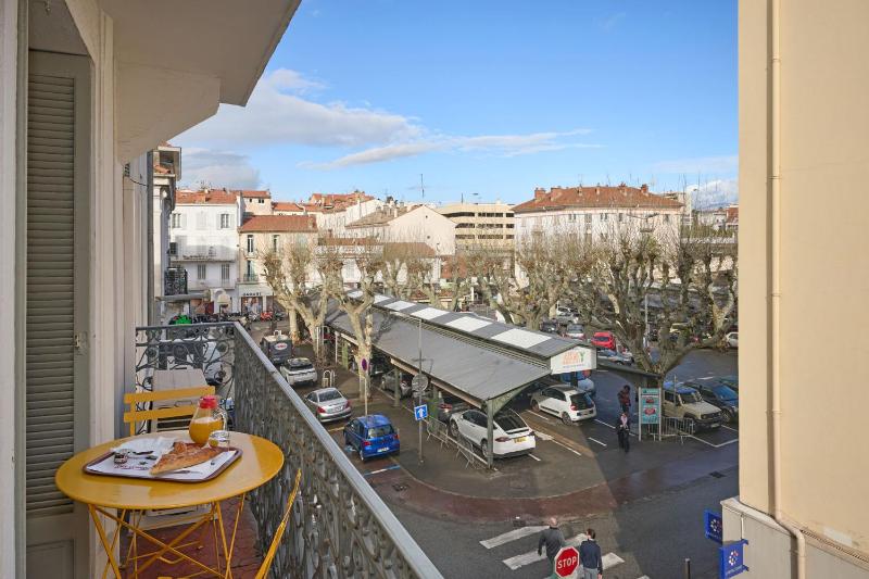 Deluxe Double Room with Balcony image 2