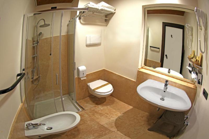 Classic Double or Twin Room image 3