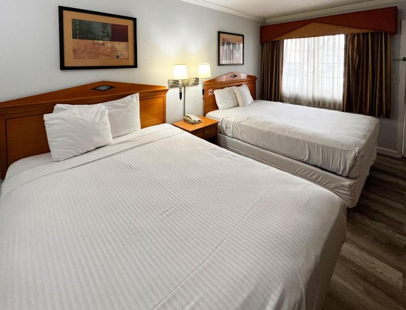 Queen Room with Two Queen Beds - Non-Smoking image 3