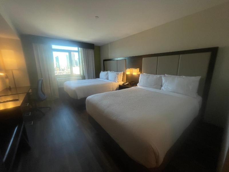 Standard Queen Room image 4