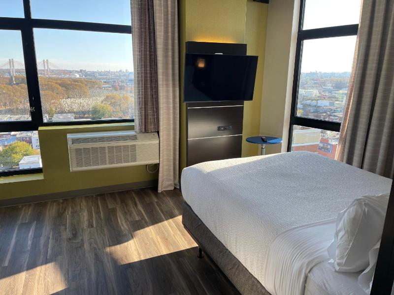 Standard King Room image 4
