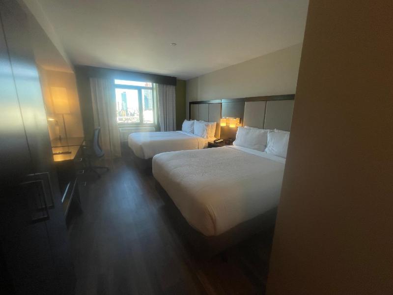 Standard King Room image 2