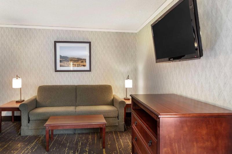 Queen Room with Two Queen Beds with Sofa Bed image 4