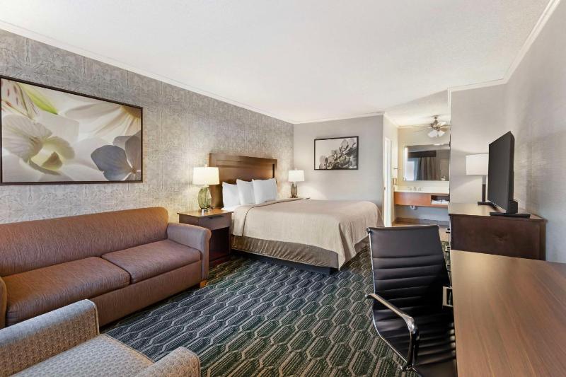 King Room with Sofa Bed - Non-Smoking image 2
