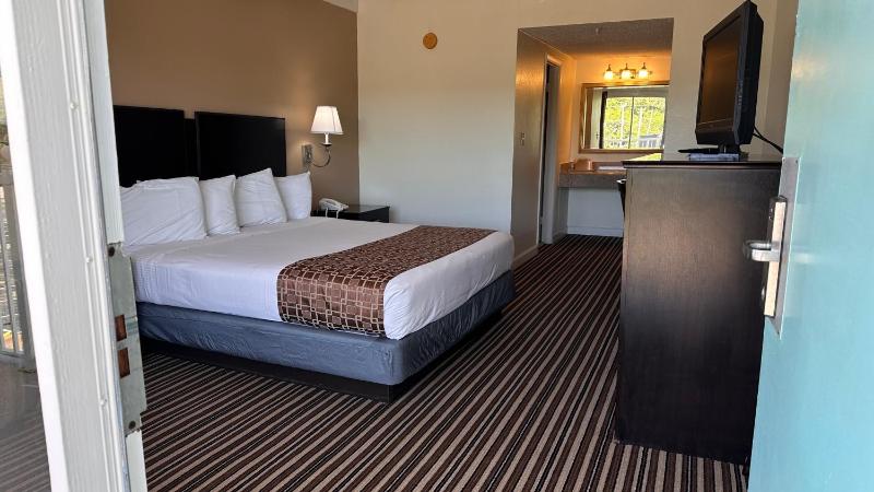 Deluxe Queen Room image 1