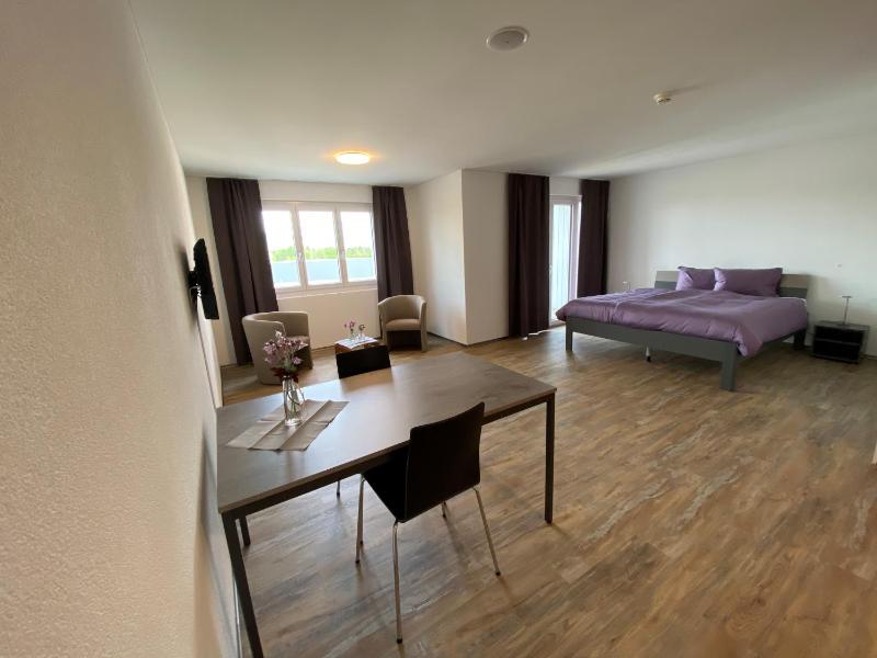 Double Room image 3