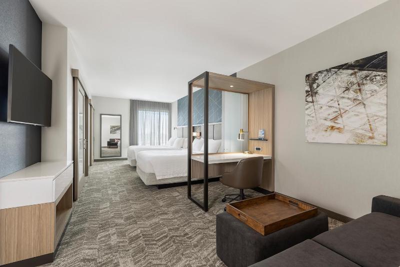 Queen Suite with Two Queen Beds and Sofa Bed - City View image 1
